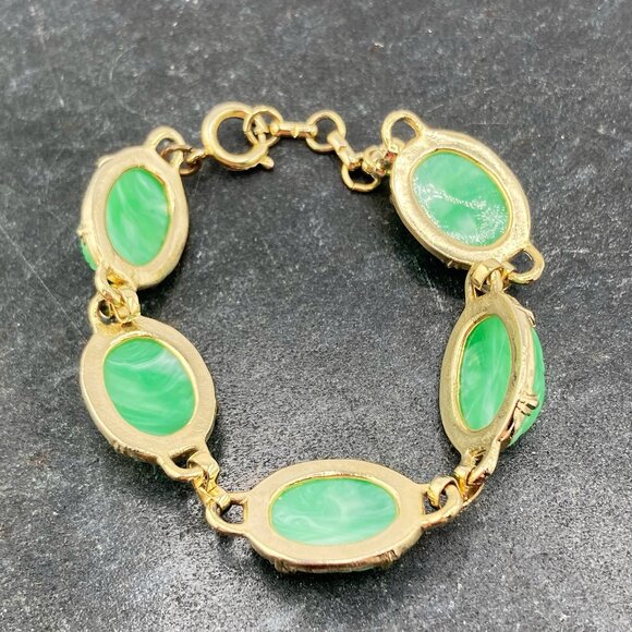 VINTAGE Gold tone metal and marbled jade green plastic scarab beetle bracelet - Picture 6 of 8